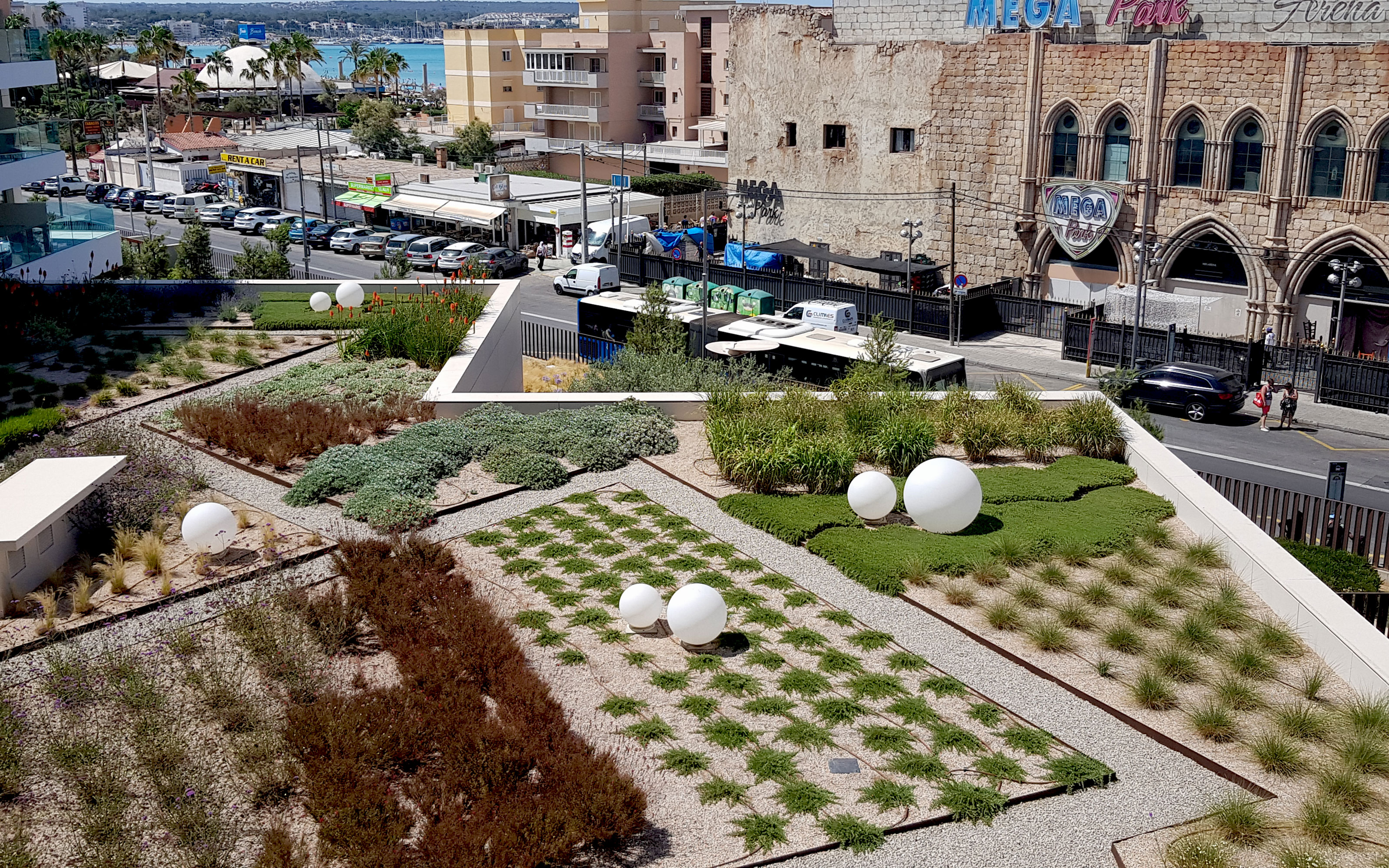 The system build-up “Heather with Lavender” forms the ideal base for the mediterranean plants. Bird's eye view onto a roof garden